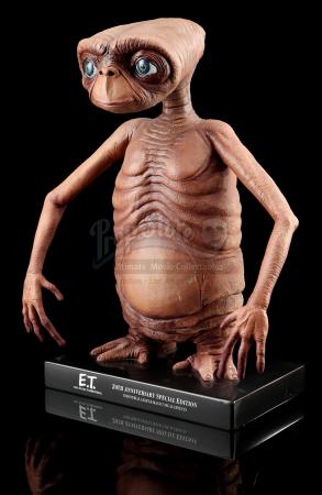 E.T. THE EXTRA TERRESTRIAL (1982) - ILM 20th Anniversary E.T. Crew Gift Statue
